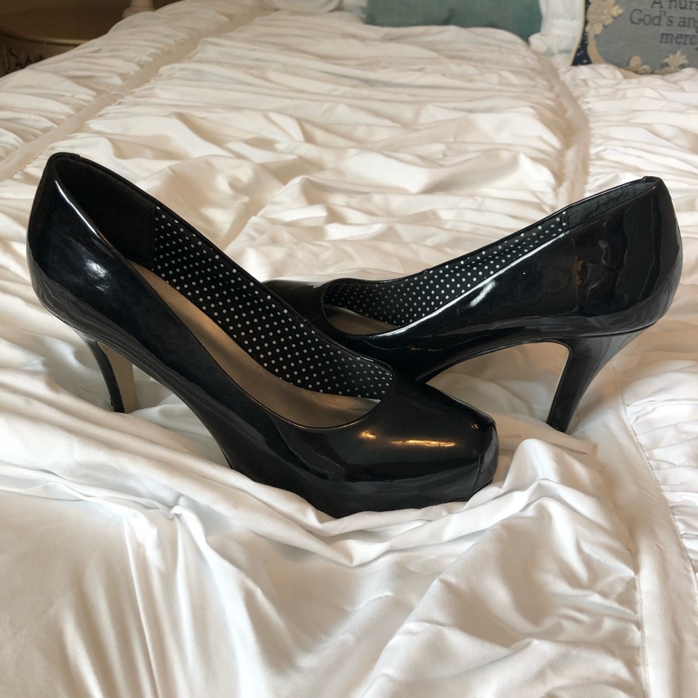 Madden Girl size 7 black pumps!